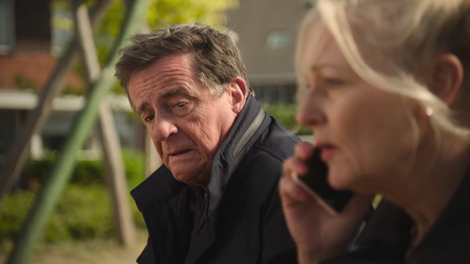 Henk voelt zich beroerd maar Elly is blij verrast